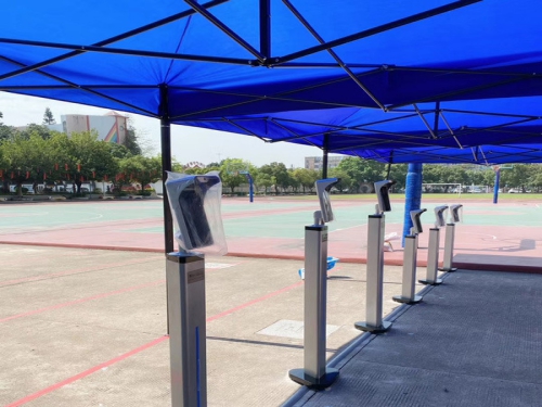 נלחם במגיפה, לידיים מכשיר לזיהוי פנים פועל