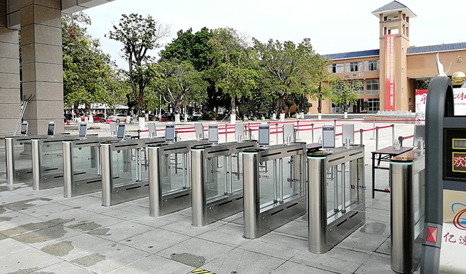 קרוסלת שער נדנדה LD-B502 בבית הספר התיכון גואנגג'ואו